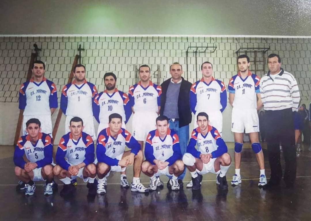 Arhivska fotografija muške ekipe Mornara u dresovima, snimljena u sportskoj sali