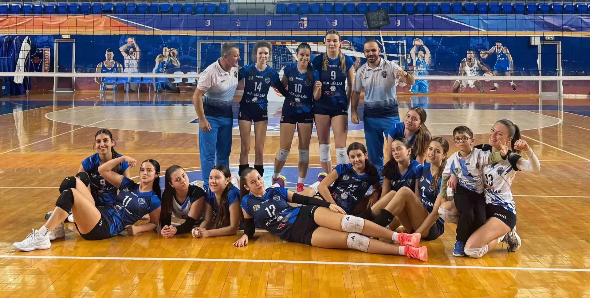Ženska ekipa Mornara sa trenerima na terenu sportske dvorane