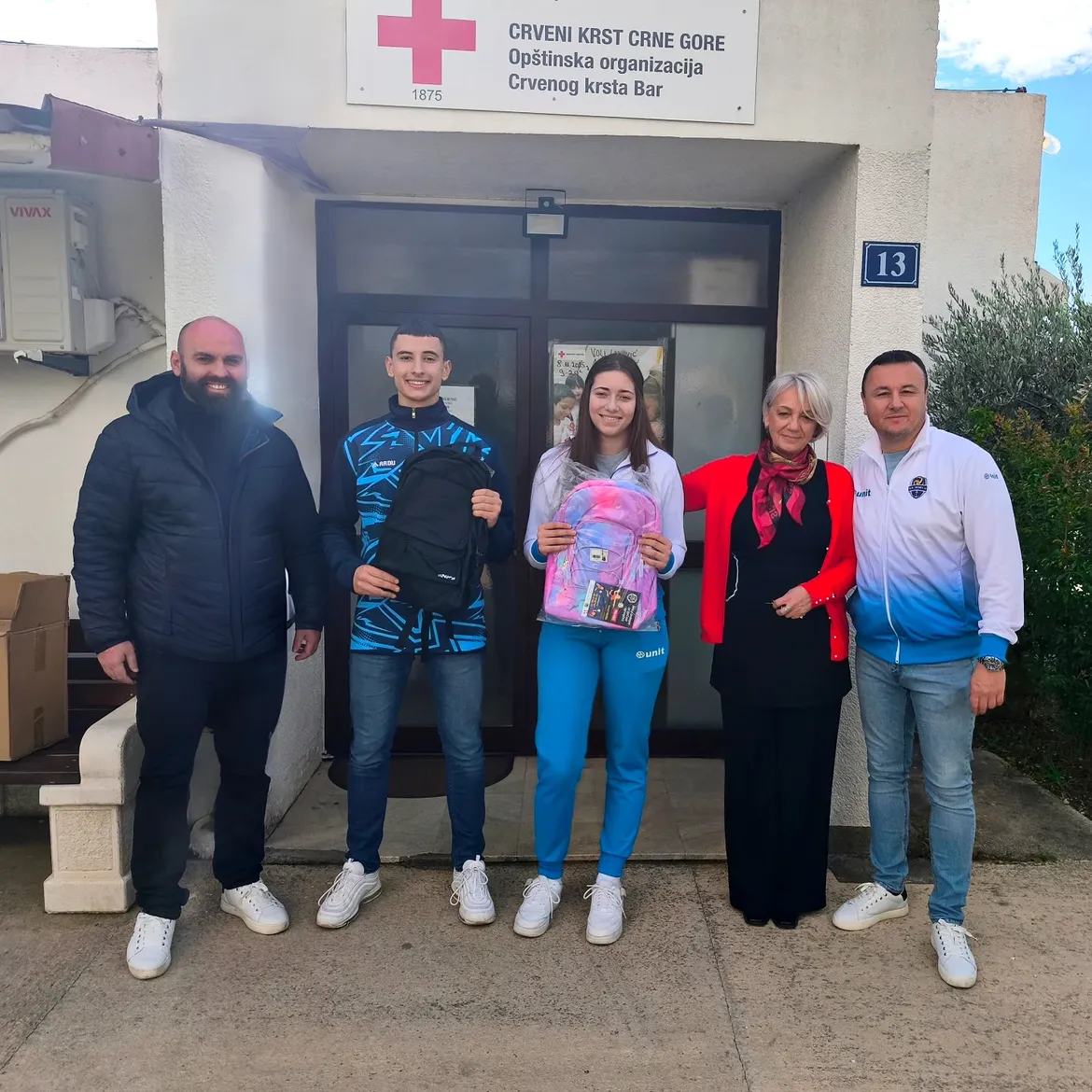 Predstavnici Mornara i Crvenog krsta Bar tokom humanitarne akcije ispred prostorija Crvenog krsta