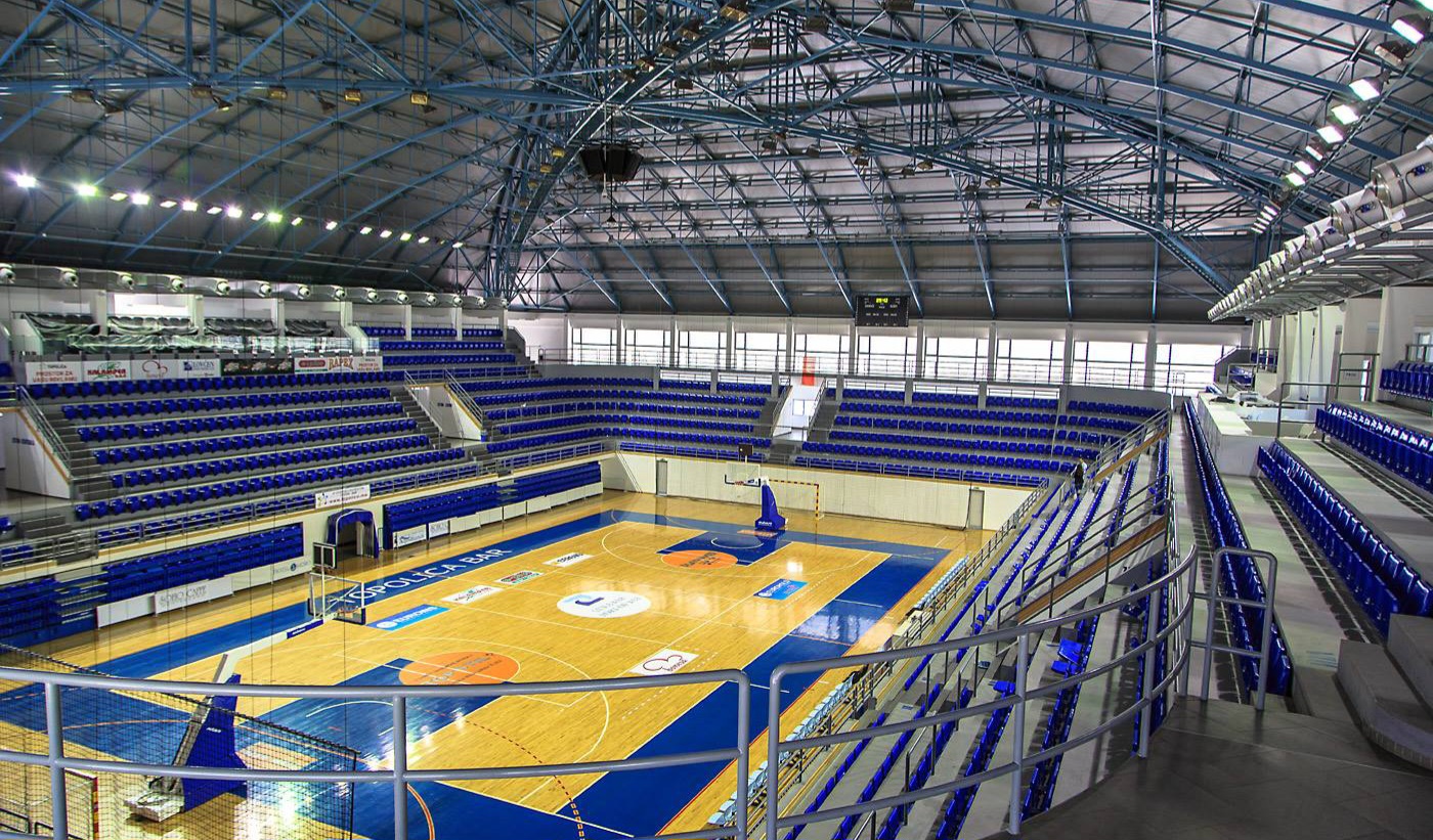 Unutrašnjost sportske dvorane SC „Topolica“ u Baru sa tribinama