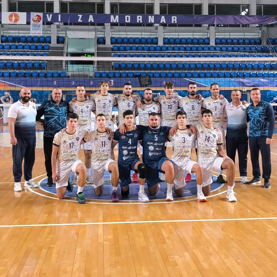 Seniorska ekipa Mornara na zajedničkoj fotografiji u dvorani Topolica